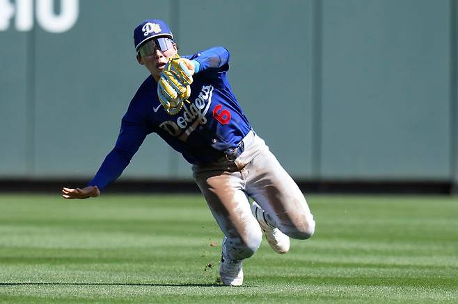 [스코츠데일=AP/뉴시스] LA 다저스의 중견수 김혜성이 25일(현지 시간) 미 애리조나주 스코츠데일 솔트리버필드에서 애리조나 다이아몬드백스와 시범 경기 1회 말 몸을 날리며 뜬공을 잡고 있다. 김혜성은 5회 말 교체까지 3타수 2안타 1타점 1득점 2도루로 활약했고, 팀은 10-7로 승리했다. 2026.02.26.