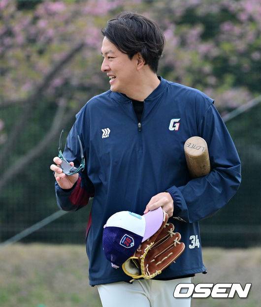 [OSEN=미야자키(일본), 지형준 기자] 26일 일본 미야자키 산마린 스타디움에서 두산 베어스와 롯데 자이언츠의 구춘대회 경기가 열렸다.두 팀의 맞대결은 롯데가 6-2로 앞선 3회말 악천후로 인해 노게임 선언됐다.&nbsp;경기에 앞서 롯데 김원중이 훈련을 준비하고 있다. 2026.02.26 /jpnews@osen.co.kr