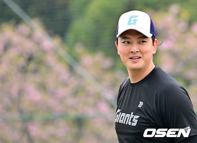 [OSEN=미야자키(일본), 지형준 기자] 26일 일본 미야자키 산마린 스타디움에서 두산 베어스와 롯데 자이언츠의 구춘대회 경기가 열렸다.두 팀의 맞대결은 롯데가 6-2로 앞선 3회말 악천후로 인해 노게임 선언됐다.&nbsp;경기에 앞서 롯데 김원중이 캐치볼을 하고 있다. 2026.02.26 /jpnews@osen.co.kr