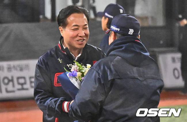 [OSEN=부산, 이석우 기자] 29일 부산 사직구장에서 2024 신한 SOL 뱅크 KBO 리그 롯데 자이언츠와 NC 다이노스의 경기가 열렸다. 롯데 자이언츠 김태형 감독이 시즌 첫 승리를 챙기고 이강훈 대표로부터 축하 꽃다발을 받고 있다. 2024.03.29 / foto0307@osen.co.kr