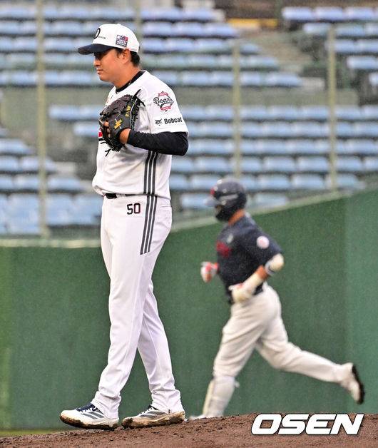 [OSEN=미야자키(일본), 지형준 기자] 26일 일본 미야자키 산마린 스타디움에서 두산 베어스와 롯데 자이언츠의 구춘대회 경기가 열렸다.이날 두산은 이영하, 롯데는 쿄아마가 선발로 나섰다.3회초 무사 만루에서 두산 이영하가 롯데 김민성에 역전 만루 홈런을 허용하며 아쉬워하고 있다. 2026.02.26 /jpnews@osen.co.kr