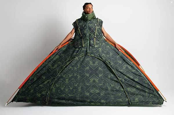 텐트를 연결한 의상 작품. 사진 윤미야트수린.