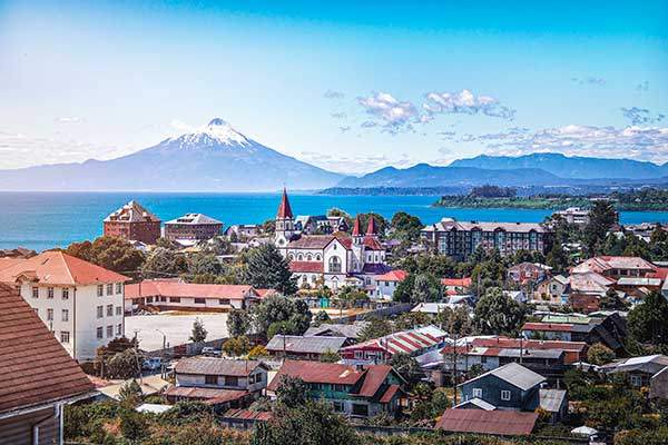 푸에르토 바라스에서 바라본 오소르노화산. 칠레 최고의 휴양도시 푸에르토 바라스에서 오소르노화산은 어디를 가나 올려다 보이는 랜드마크다. 가운데는 면적 860㎢의 양키우에Llanquihue호수. 마을도, 호수도, 화산이 있는 뾰족산도 모두 '국립공원 급'이다. 사진 디에고그란디