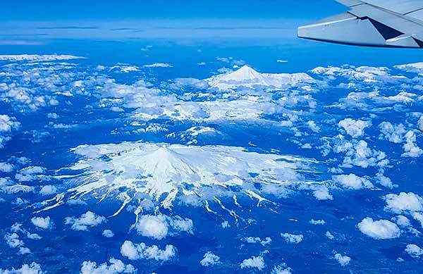 하늘에서 내려다본 '하얀 장미'. 빈센테 페레즈 로살레스국립공원을 수놓은 두 개의 백장미, 빙하에 덮인 오소르노화산과 푼티아구도화산. 구름이 내려앉은 산일까, 산에서 떠오른 구름일까.