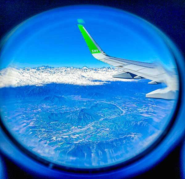 기나긴 안데스산맥. 남미대륙의 태평양 연안을 따라 약 7,000km 길이에 평균 고도는 4,000m이다. 최고봉은 아르헨티나의 아콩카과산(6,962m).