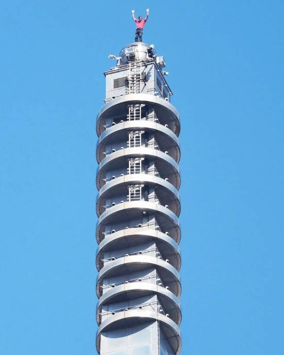 알렉스 호놀드는 등반 시작 후 1시간 30분 만에 높이 500여 미터에 이르는 빌딩 꼭대기에 섰다. 사진=넷플릭스