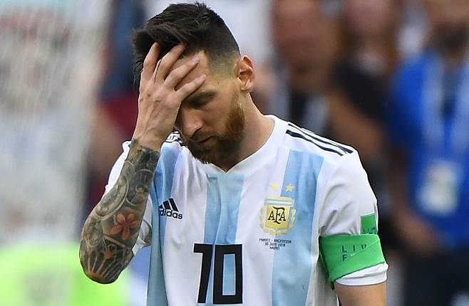 2018년 러시아 월드컵 16강전 아르헨티나 대 프랑스 경기에 출전한 리오넬 메시가 게임이 잘 풀리지 않는 듯 힘든 표정을 지어 보이고 있다. 메시는 최근 멕시코의 한 방송에 출연해&nbsp;“어릴 때 영어를 공부하지 않은 점이 후회스럽다”고 밝혔다. 세계일보 자료사진