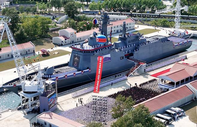 북한군의 최현급 구축함이 정박해 있다. 노동신문·뉴스1