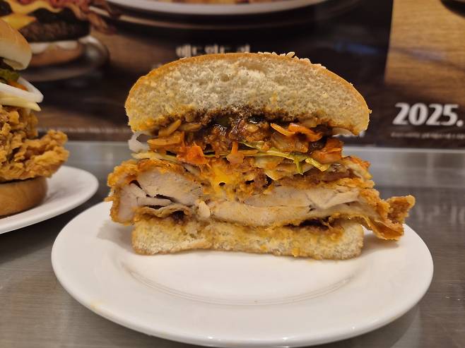 지난해 10월15일 서울 중구 맘스터치 LAB DDP점에서 진행된 에드워드 리 셰프와의 두 번째 협업 메뉴 시식회에서 맘스터치가 선보인 ‘에드워드 리 K 싸이버거’. 김동환 기자