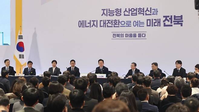 27일 전북 전주시 전북대학교 국제컨벤션센터에서 열린 ‘전북 타운홀미팅’에서 이재명 대통령이 관계 부처 장관들과 함께 다양한 전북 지원 방안을 밝히고 있다. 전북사진기자단 제공