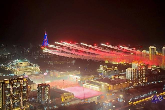 北 9차 노동당 대회 기념 열병식 - 북한의 제9차 노동당 대회를 기념하는 열병식이 지난 25일 밤 평양 김일성광장에서 진행되고 있다. 열병식에는 약 1만 5000명의 병력이 동원됐지만 이례적으로 무기와 장비는 등장하지 않았다. 평양 노동신문 뉴스1