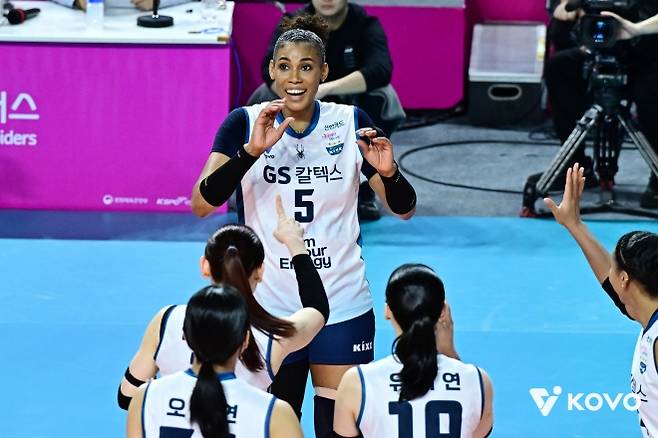 지젤 실바가 26일 인천 삼산월드체육관에서 열린 2025~26 V리그 여자부 GS칼텍스와 흥국생명의 경기에서 득점 후 팀원들의 축하를 받고 있다. 2026.2.26 KOVO 제공