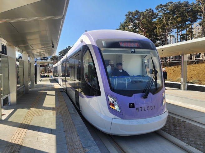 시운전 중인 위례선 트램 - 이르면 올해 개통할 위례선에서 트램 정거장 연동시험이 진행 중인 모습.  서울시 제공