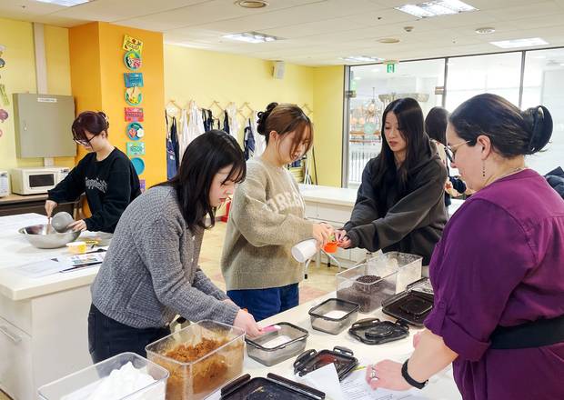 일본 큐슈산업대 학생들이 대구경북영어마을에서 요리체험을 하며 영어연수 캠프를 운영하고 있다. 사진제공=영진전문대