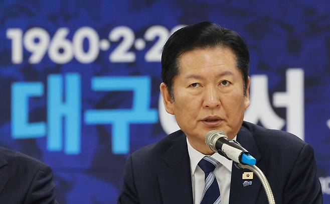 정청래 더불어민주당 대표가 27일 대구 중구 2.28 민주운동기념회관에서 열린 최고위원회의에서 발언하고 있다. ⓒ연합뉴스