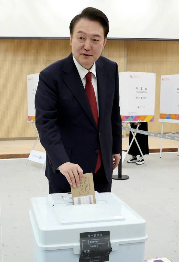 윤석열 당시 대통령이 2024년 4월5일 부산 강서구 명지1동 사전투표소에서 투표용지를 투표함에 넣고 있다. ⓒ연합뉴스