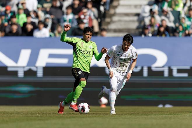 전북 오베르단(왼쪽)이 21일 대전하나와 슈퍼컵에서 드리블을 하고 있다. 사진제공｜한국프로축구연맹