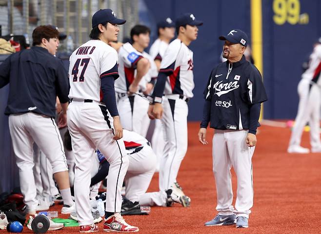 김용일 LG 트레이닝 코치(오른쪽)가 야구대표팀에 합류해 선수들의 훈련을 도와주고 있다. 뉴시스