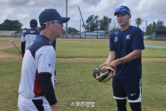 김주원이 지난 1월 사이판 캠프에서 류지현 감독의 조언을 듣고 있다. 심진용 기자