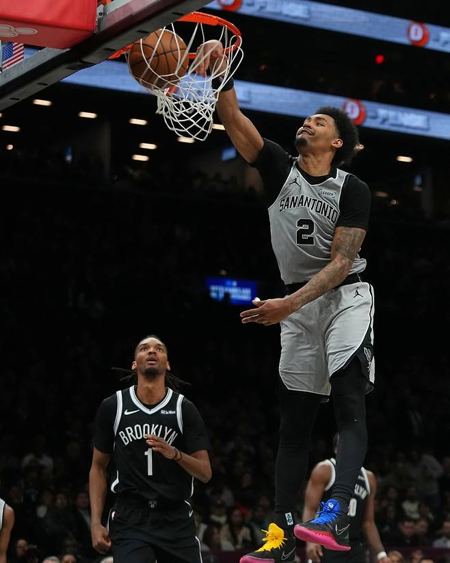 샌안토니오 딜런 하퍼가 27일 브루클린전에서 덩크슛을 터뜨리고 있다. AP연합뉴스