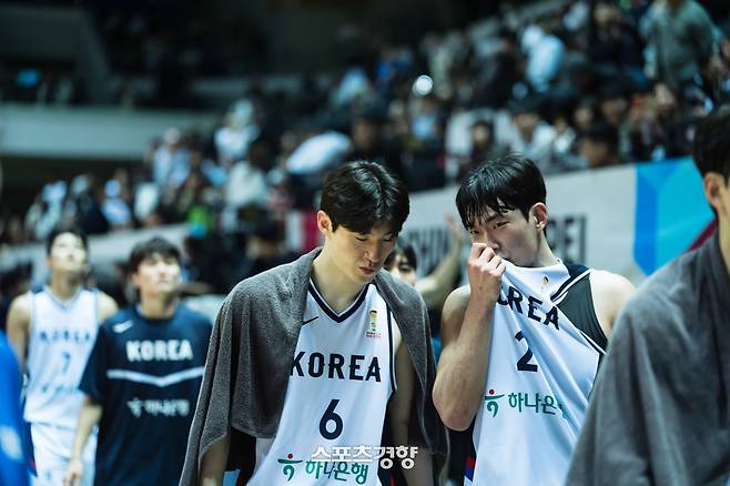 한국 남자농구 대표팀 이정현(왼쪽)과 신승민이 지난 26일 대만과의 경기에서 진 후 아쉬워하고 있다. 국제농구연맹(FIBA) 제공