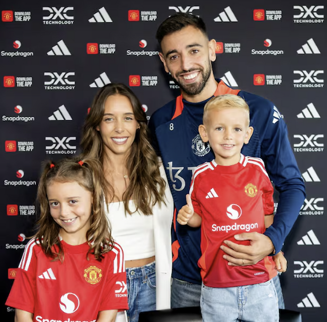 맨체스터 유나이티드 브루노 페르난데스와 가족. 맨유 공식 홈페이지 캡처