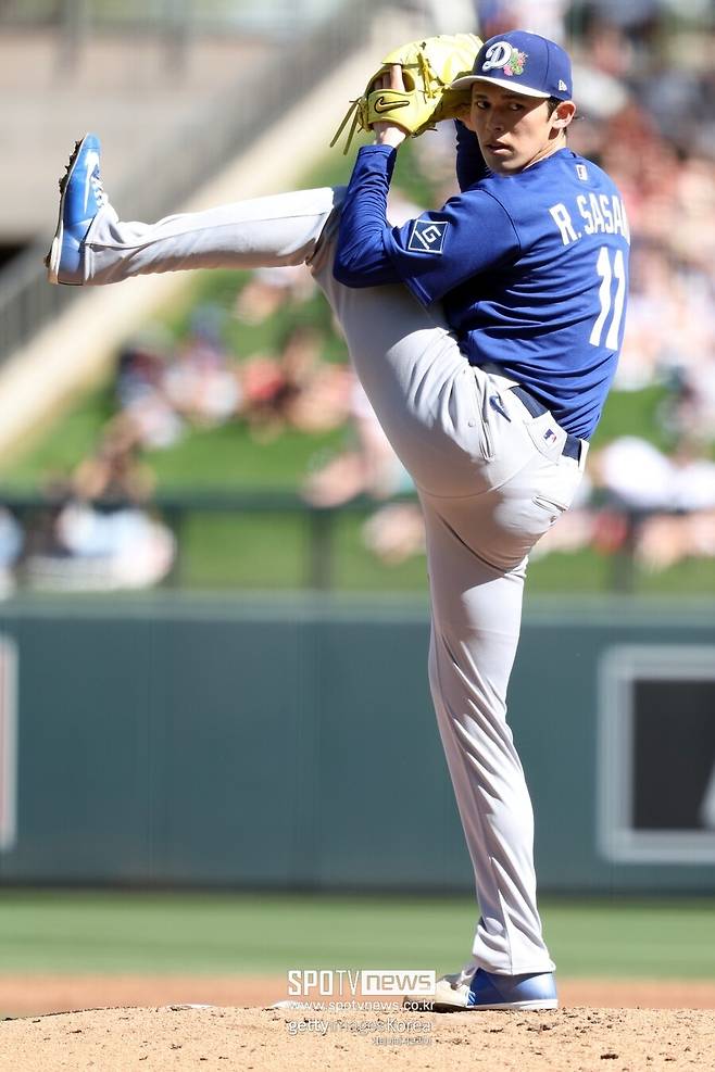▲ 지난해 포스트시즌에서 불펜으로 압권의 성적을 남기며 2026시즌을 향한 기대감을 키웠던 사사키 로키가 시범경기 첫 등판에서 선발 투수로 최악의 투구를 남겼다.