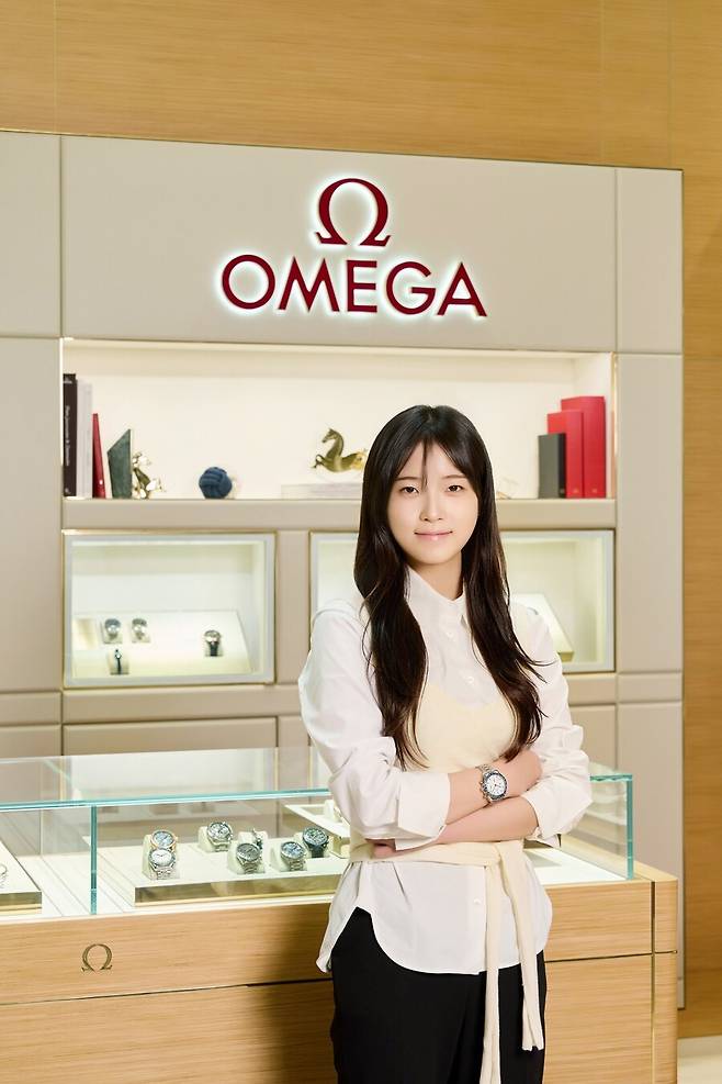 ▲ 최가온 오메가 시계 공식 전달 ⓒ오메가