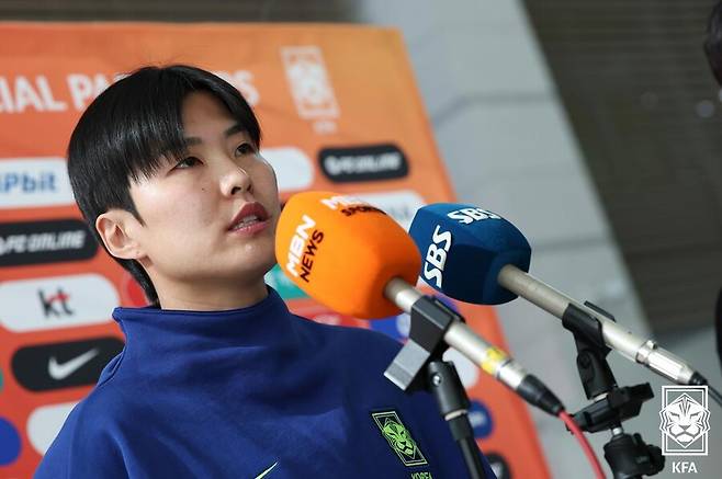 ▲ 지소연이 19일 오후 2026 아시아축구연맹 여자 아시안컵 본선이 열리는 호주로 출국하기 전 인천국제공항에서 취재진과 만나 인터뷰에 응하고 있다. ⓒ대한축구협회