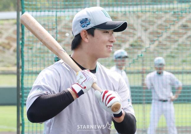 KT 위즈가 26일 일본 오키나와현 우루마 쿠시카와 야구장에서 스프링캠프 일정을 진행했다.  이강민이 밝은 표정으로 타격 훈련을 하고 있다. /사진=김진경 대기자