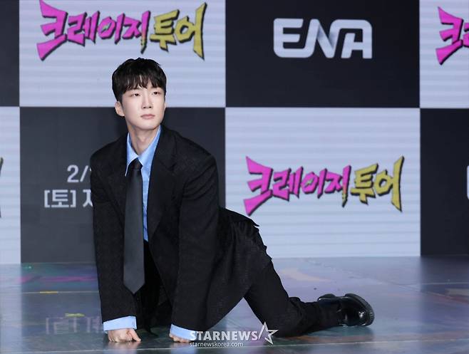 가수 이승훈이 27일 오후 서울 마포구 상암동 쇼킹케이팝센터에서 진행된 ENA 예능 '크레이지 투어' 제작발표회에 참석해 포즈를 취하고 있다.  전 세계 곳곳에 숨어 있는 이색적인 액티비티와 도전을 찾아 떠나는 여행 예능 '크레이지 투어'는 오는 28일 첫 방송된다. /2026.02.27 /사진=이동훈 photoguy@