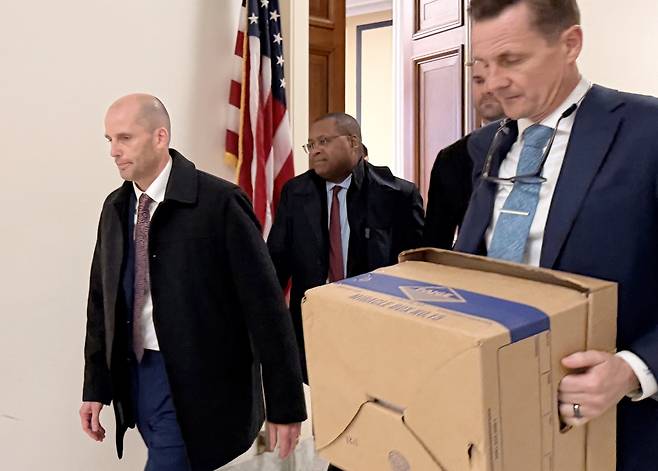 해롤드 로저스 쿠팡 한국법인 임시 대표(왼쪽)가 지난 2월 23일(현지시간) 미국 워싱턴 연방 하원 법사위에서 비공개 증언을 마친 뒤 나오고 있다. 연합뉴스