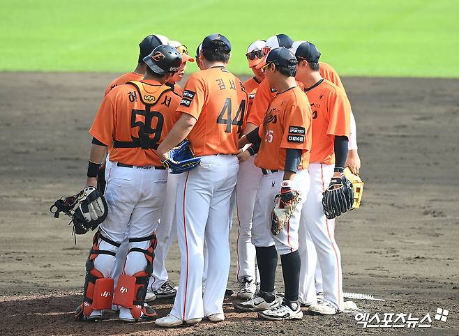 김경문 감독이 이끄는 한화 이글스가 26일 일본 오키나와 나고시영구장에서 열린 닛폰햄 2군과의 연습경기에서 3-1로 이겼다. 사진 고아라 기자