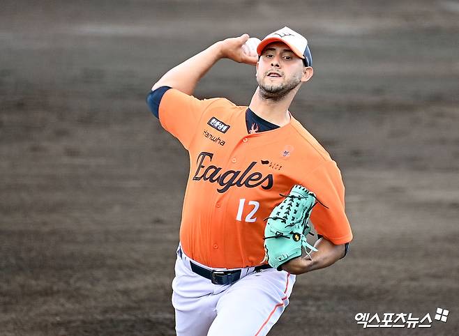 지난 22일 오후 일본 오키나와 니시자키 구장에서 열린 한화 이글스와 지바 롯데 마린스와의 연습경기, 1회말 한화 선발투수 에르난데스가 공을 힘차게 던지고 있다. 엑스포츠뉴스 DB