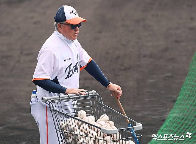 지난 26일 오후 일본 오키나와 나고시영 구장에서 열리는 한화 이글스와 닛폰햄 파이터스의 연습경기, 한화 김경문 감독이 선수들의 훈련을 지켜보고 있다. 오키나와 , 고아라 기자