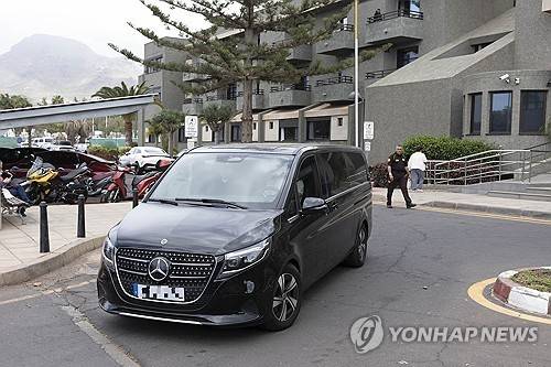 퇴원한 노르웨이 국왕을 태우고 스페인령 카나리제도 병원을 빠져나가는 차량 [EPA 연합뉴스 자료사진]