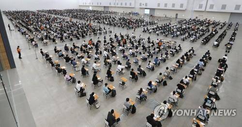 전국에서 모인 소방공무원 수험생 [연합뉴스 자료사진]