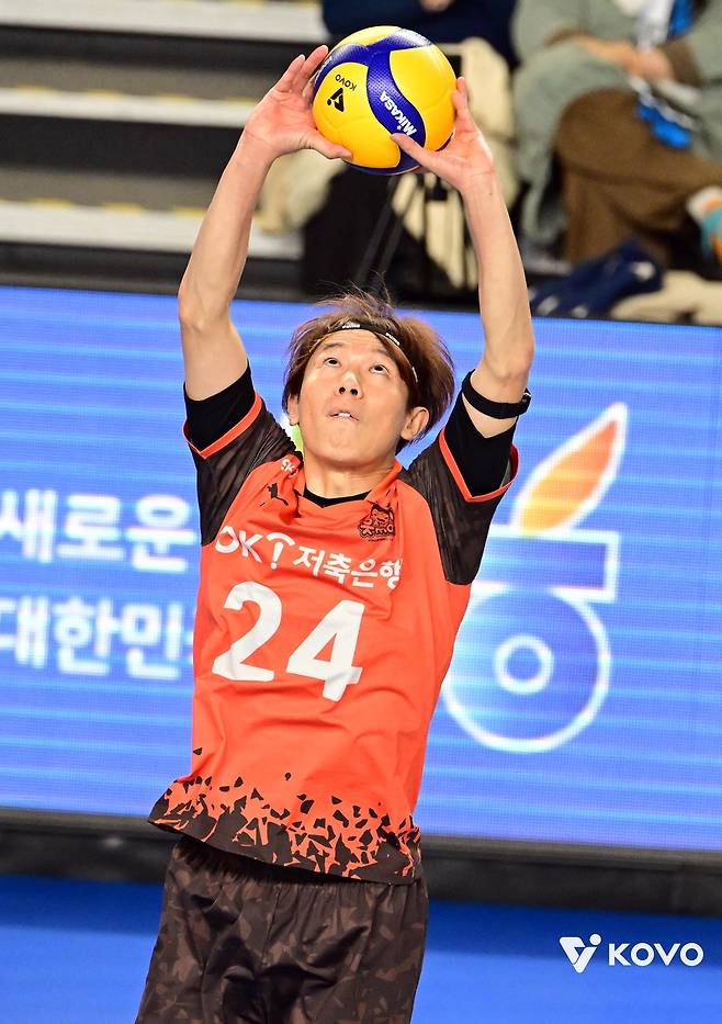 토스하는 OK저축은행의 하마다 쇼타  [한국배구연맹 제공. 재판매 및 DB 금지]