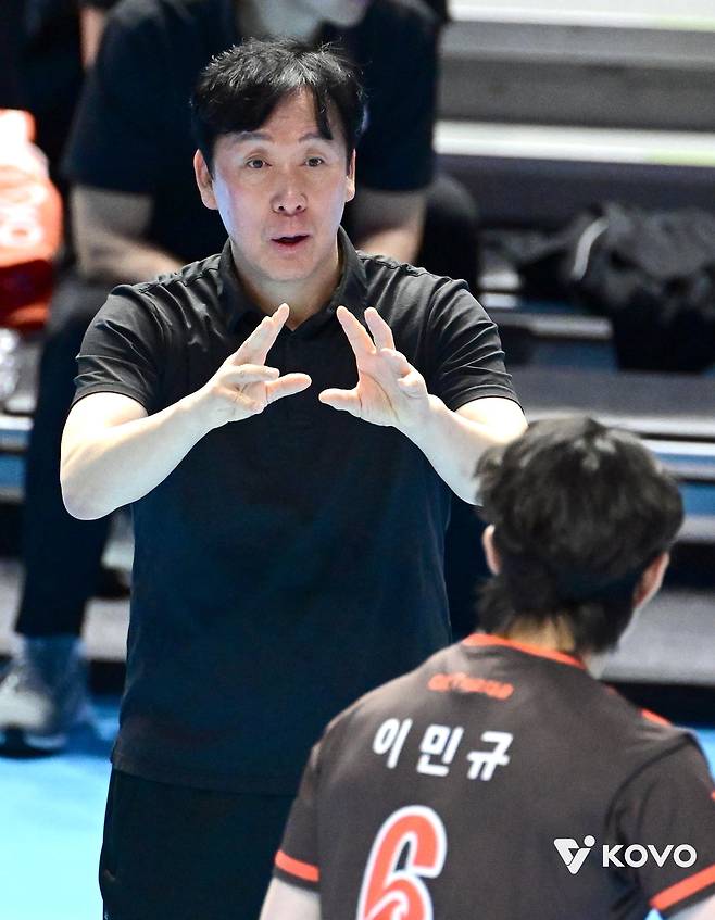 세터 이민규와 대화하는 신영철 OK저축은행 감독 [한국배구연맹 제공. 재판매 및 DB 금지]