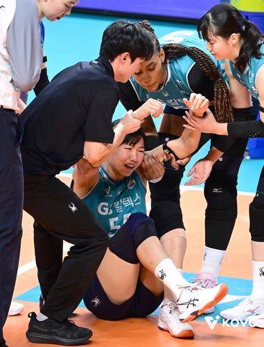 발목을 다쳐 통증을 호소하는 GS칼텍스의 오세연(중앙)  [한국배구연맹 제공. 재판매 및 DB 금지]