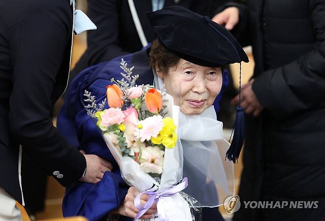 입가에 번진 미소 (서울=연합뉴스) 신준희 기자 = 27일 서울 용산구 숙명여자대학교에서 열린 2025학년도 미래교육원 졸업식에서 85세 만학도인 김정자 할머니가 졸업장과 꽃다발을 받고 가족들을 향해 걸어가고 있다. 2026.2.27 hama@yna.co.kr