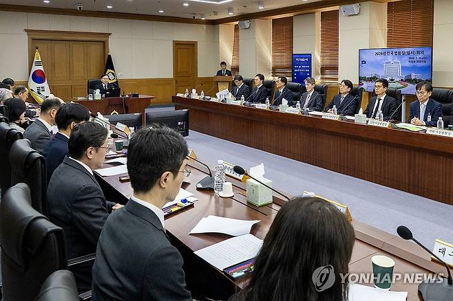 전국법원장회의서 발언하는 박영재 법원행정처장 (서울=연합뉴스) 한종찬 기자 = 박영재 법원행정처장이 25일 서울 서초구 대법원에서 열린 전국법원장회의에서 발언하고 있다. 2026.2.25 [공동취재] saba@yna.co.kr