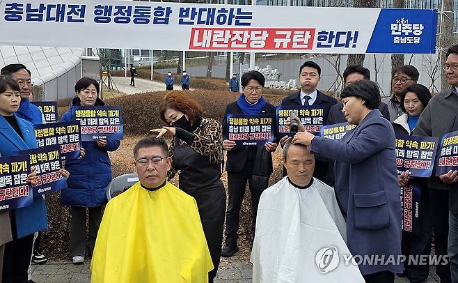 삭발로 항의하는 민주당 충남도당 (홍성=연합뉴스) 27일 오전 충남도청 앞에서 열린 더불어민주당 충남도당 주최 '행정통합 가로막는 매향 5적 규탄대회'에서 참석자들이 삭발하고 있다. 왼쪽부터 오인철 충남도의회 부의장, 류제국 천안시의회 부의장. 2026.2.27 [민주당 충남도당 제공. 재판매 및 DB 금지] psykims@yna.co.kr