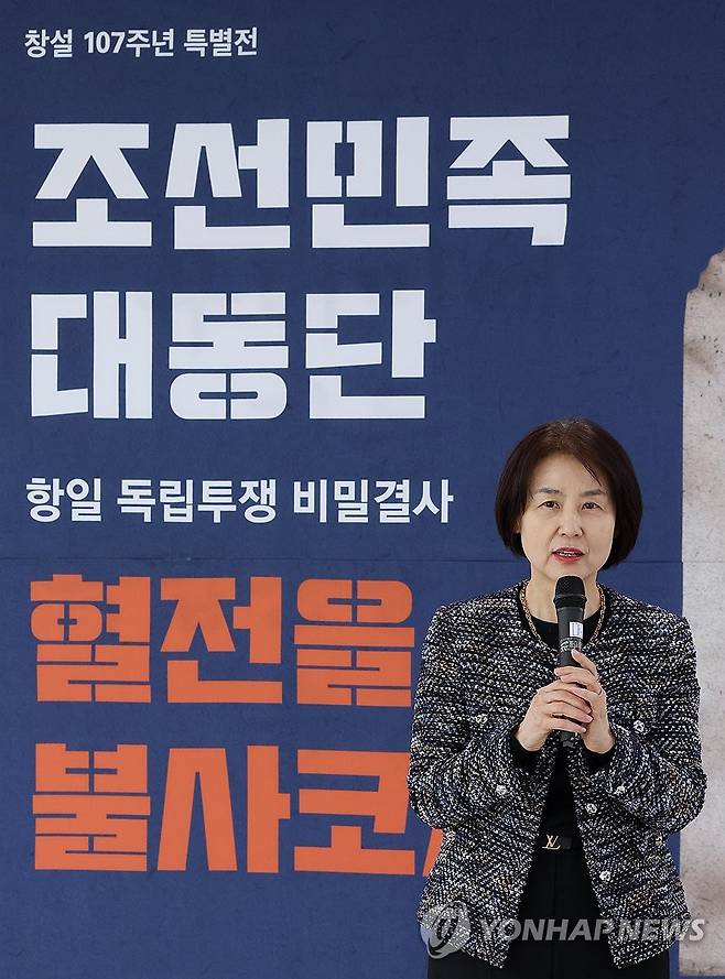 질문에 답하는 김선현 동농문화재단 이사장 (서울=연합뉴스) 이재희 기자 = 27일 서울 강북구 근현대사기념관에서 열린 '조선민족대동단 - 혈전을 불사코자' 전시 간담회에서 김선현 동농문화재단 이사장이 질문에 답하고 있다. 2026.2.27 scape@yna.co.kr