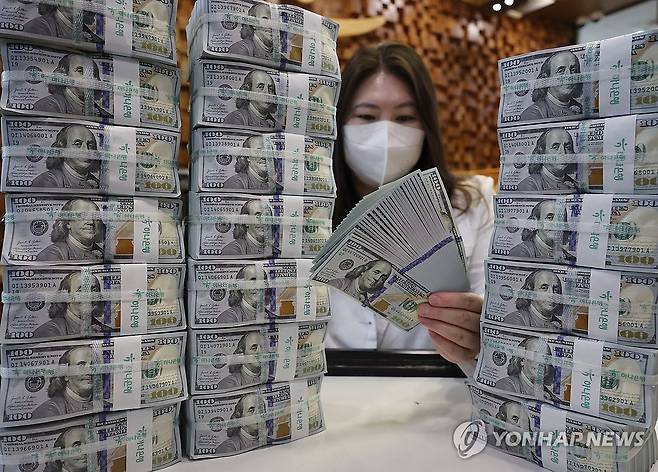 외환보유액 두달째 감소 (서울=연합뉴스) 서명곤 기자 = 지난 4일 서울 중구 하나은행 위변조대응센터에서 직원이 달러화를 정리하고 있다. 
  2026.2.4 seephoto@yna.co.kr