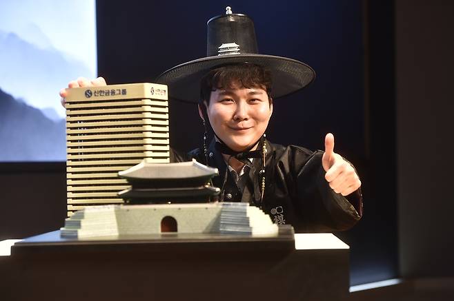 두루마기와 갓을 착용하고 포즈를 취한 박정환 9단 [한국기원 제공. 재판매 및 DB 금지]