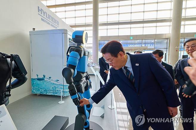 아틀라스 로봇 살펴보는 이재명 대통령 (군산=연합뉴스) 이재명 대통령이 27일 전북 군산새만금컨벤션센터에서 열린 새만금 로봇·수소·AI 시티 투자협약식에 앞서 전시된 아틀라스 로봇을 살펴보고 있다. 2026.2.27 [청와대 제공. 재판매 및 DB 금지] photo@yna.co.kr