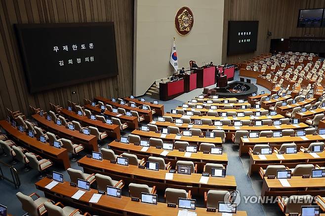 재판소원제법 필리버스터 이어가는 국민의힘 김희정 의원 (서울=연합뉴스) 신현우 기자 = 국민의힘 김희정 의원이 27일 국회에서 열린 2월 임시국회 8차 본회의에서 전날 상정된 재판소원제법(헌법재판소법 개정안)에 대한 무제한 토론을 하고 있다. 2026.2.27 nowwego@yna.co.kr