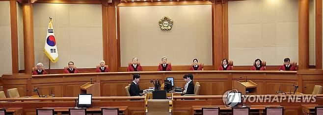 1월 심판사건은 (서울=연합뉴스) 서명곤 기자 = 29일 서울 종로구 헌법재판소 심판정에서 열린 변호인 접견불허 위헌확인 헌법소원 선고기일에 김상환 헌법재판소장을 비롯한 헌법재판관들이 착석해있다. 2026.1.29 seephoto@yna.co.kr