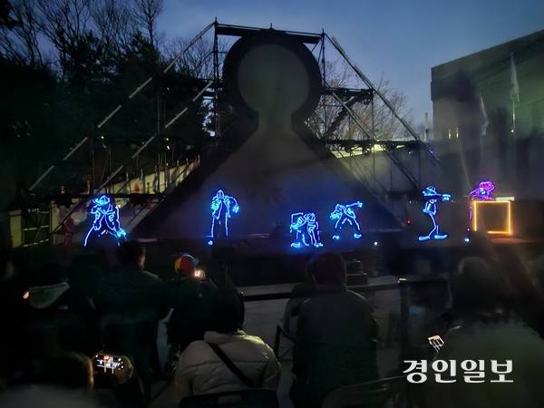 28일 애기봉평화생태공원에서 열린 정월대보름 ‘만월성원’ 행사에서 LED 빛을 활용한 특별공연이 펼쳐지고 있다. 2026.2.28 /김연태 기자 kyt@kyeongin.com